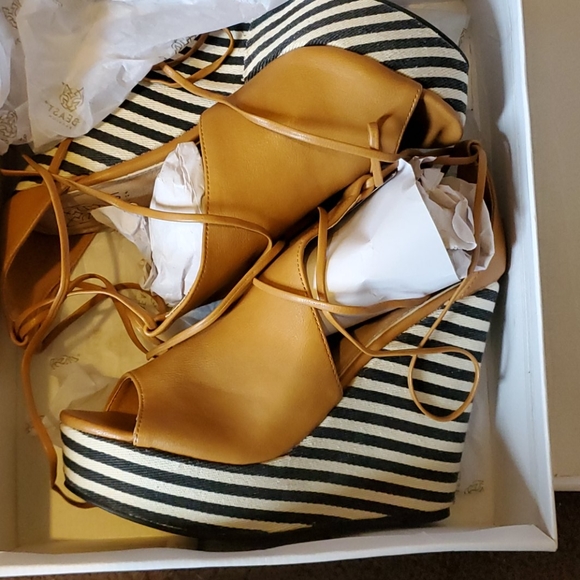 Heels - Picture 4 of 4